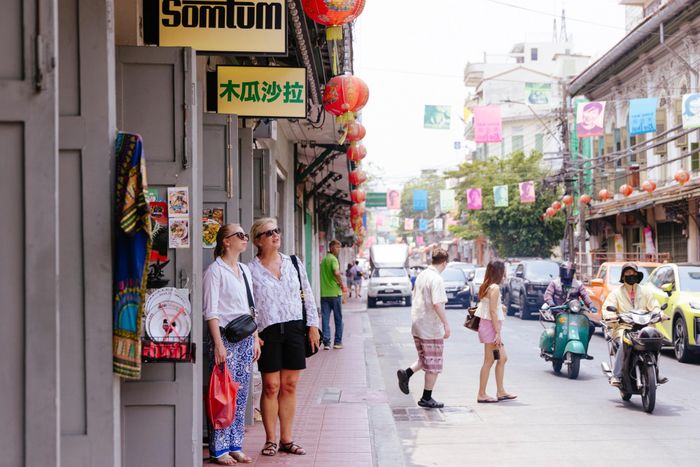  Du khách quốc tế dạo chơi Song Wat, Bangkok, Thái Lan, hồi cuối tháng 4. 