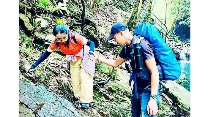 Quang (người dân tộc Cơ Tu) cùng khách khám phá vẻ đẹp của rừng Bạch Mã (thành phố Huế).