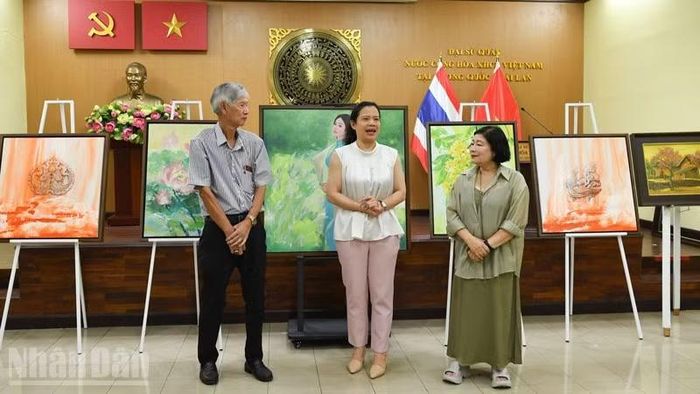 Tham tán Hoàng Diễm Hạnh (giữa) nhấn mạnh, dấu mốc kỷ niệm 50 năm quan hệ ngoại giao Việt Nam-Thái Lan. (Ảnh: XUÂN SƠN)