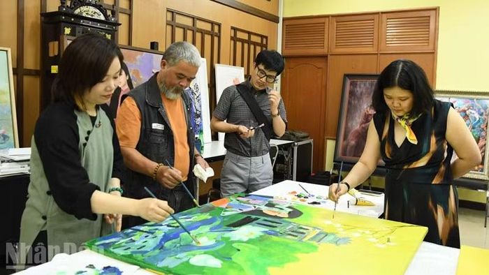 Họa sĩ Việt Nam và Thái Lan cùng vẽ tranh tại chương trình. (Ảnh: MINH THẮNG)