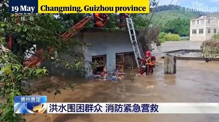 Mưa lớn và lũ lụt đã khiến 4 người thiệt mạng và 5 người khác mất tích ở tỉnh Quý Châu, Tây Nam Trung Quốc. Ảnh: The Guardian