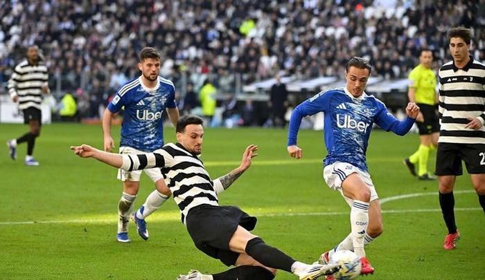 Como (áo xanh) thắng Juventus ở cả 2 lượt trận của Serie A mùa này (Ảnh: Juventus FC)