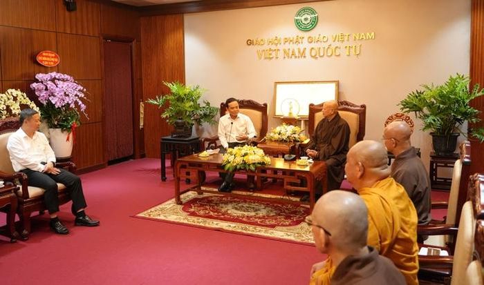 Lãnh đạo TPHCM thăm, chúc mừng Ban Trị sự Giáo hội Phật giáo Việt Nam TPHCM và Hòa thượng Thích Lệ Trang. Ảnh: Trương Hoàng Giang