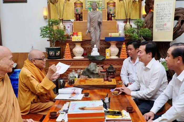 Phó Bí thư Thường trực Thành ủy TPHCM Lê Quốc Phong đã đến thăm, chúc mừng Hòa thượng Thích Giác Toàn. Ảnh: NGUYỄN PHAN