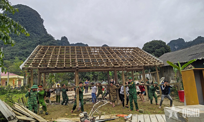  Cán bộ, chiến sĩ Đồn Biên phòng Cà Xèng (Bộ đội Biên phòng tỉnh Quảng Trị) chung sức cùng người dân xã Kim Phú xóa nhà tạm, nhà dột nát.
