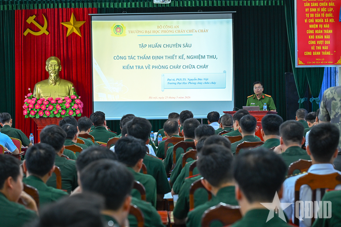  Báo cáo viên trình bày nội dung tập huấn.