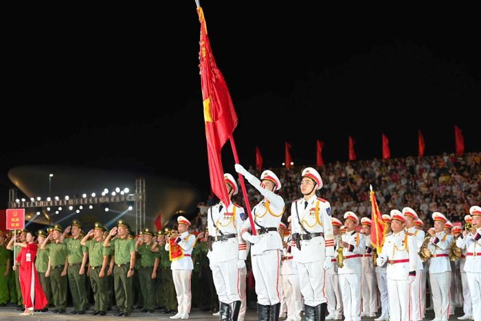 Thực hiện nghi thức chào cờ tại lễ khai mạc Hội thao.