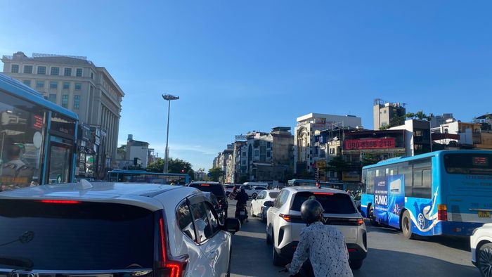 Hà Nội sáng 25-5. Ảnh: PHÚC HẬU