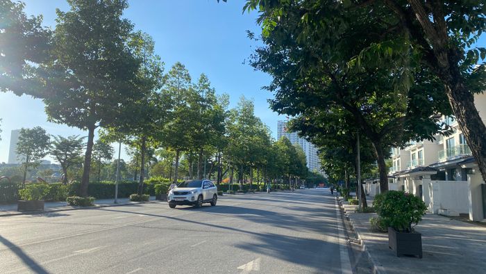 Từ 6 giờ ngày 25-5, Hà Nội đã có nắng mạnh, báo hiệu một ngày oi nóng. Ảnh: PHÚC HẬU