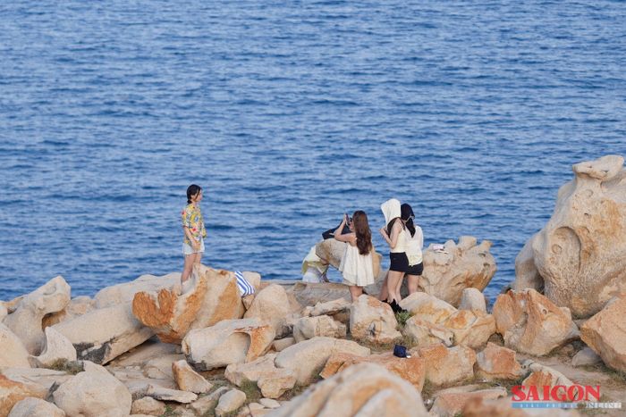  Để bảo đảm an toàn khi tham quan, du khách nên mang giày thể thao hoặc giày có độ bám tốt nhằm hạn chế trơn trượt 