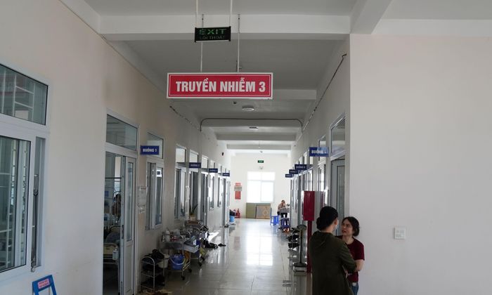  Khoa Truyền nhiễm BVĐK Gia Lai đang điều trị 22 ca nghi ngộ độc thực phẩm, liên quan đến hiệu bánh mì L.H. 