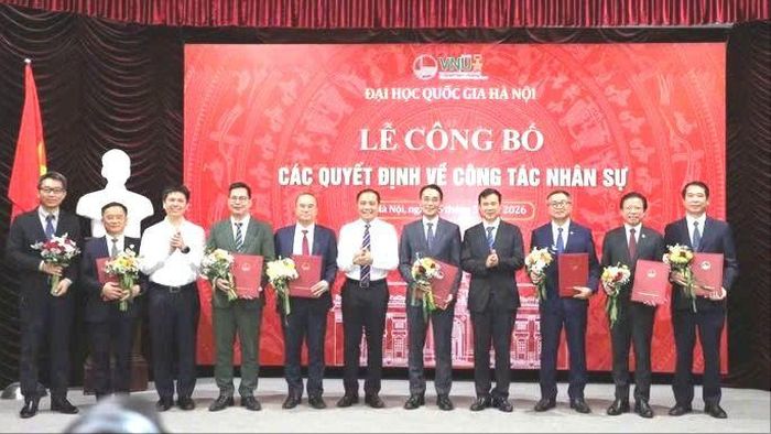 Giám đốc Đại học Quốc gia Hà Nội Bùi Thế Duy trao các quyết định bổ nhiệm, điều động và bổ nhiệm cho các nhân sự lãnh đạo, quản lý của các đơn vị thành viên. Ảnh: VNU