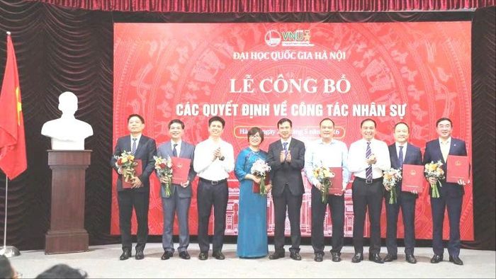 Giám đốc ĐHQGHN Bùi Thế Duy trao các quyết định bổ nhiệm, điều động và bổ nhiệm, bổ nhiệm lại cho các nhân sự lãnh đạo, quản lý của các đơn vị thành viên. Ảnh: VNU