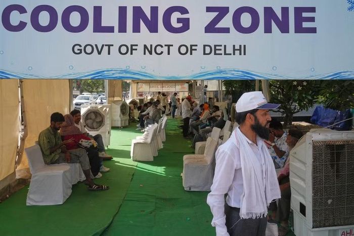 Khu làm mát giúp người dân tránh cái nóng gay gắt mùa hè ở New Delhi, Ấn Độ, ngày 20/5/2026. Ảnh: AP/Manish Swarup.
