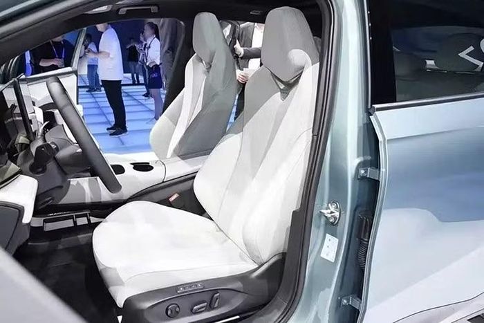 Các trang bị nội thất đáng chú ý khác gồm hệ thống âm thanh HiFi 12 loa, đèn viền nội thất 30 màu và trần kính toàn cảnh diện tích 1,6 m². Khoang hành lý có dung tích tiêu chuẩn 711 lít và có thể mở rộng lên 1.580 lít khi gập hàng ghế sau.