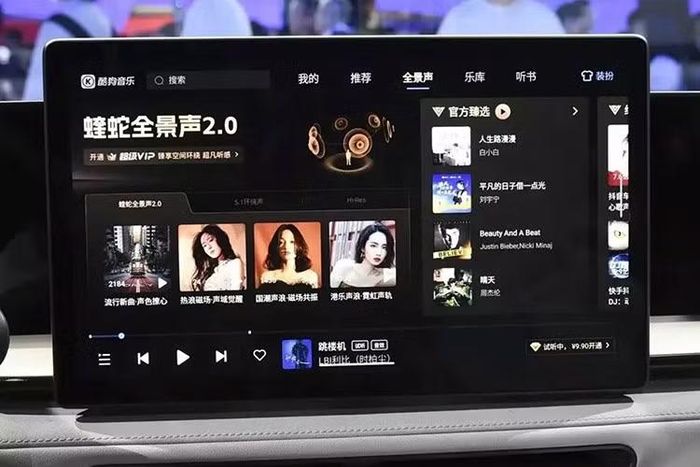 Bên cạnh đó là màn hình giải trí dành cho hành khách phía trước với kích thước 12 inch và độ phân giải 2K. Hệ thống sử dụng vi xử lý 8676, tích hợp mô hình ngôn ngữ lớn AI hỗ trợ suy luận ngữ nghĩa và nhận diện giọng nói.