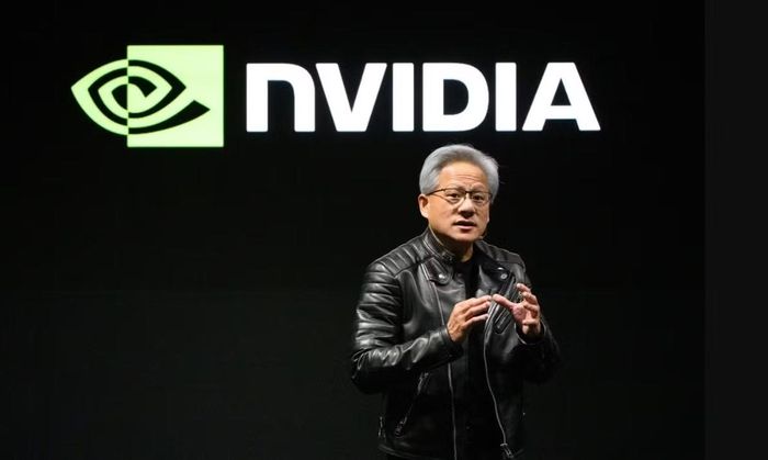 Đặc biệt, NVIDIA đã vượt mốc vốn hóa hơn 5.500 tỷ USD nhờ vai trò gần như độc quyền trong cuộc đua chip AI toàn cầu, cho thấy dữ liệu, thuật toán và hệ sinh thái phần mềm đang trở thành “mỏ vàng” mới của nền kinh tế số.