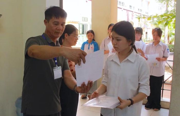 Sáng nay (25/5) thí sinh làm bài thi môn Ngữ văn theo hình thức tự luận, thời gian 120 phút.