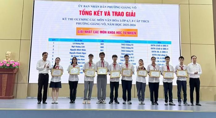 Đại diện Ban tổ chức trao khen thưởng cho các em học sinh đạt giải.