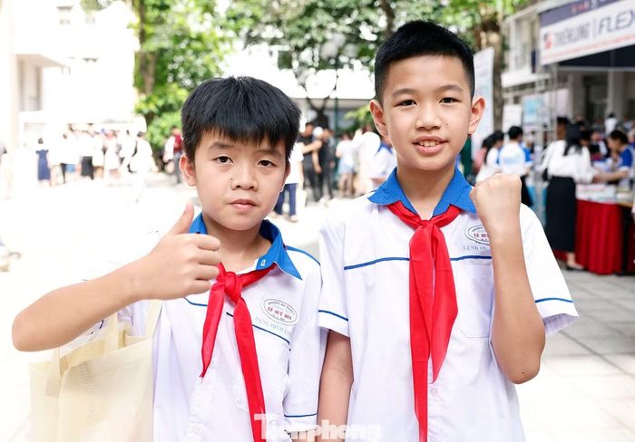 Đặng Minh Khôi (bên trái ảnh) và Lệnh Công Thái trong ngày tham dự kỳ thi AIMO.