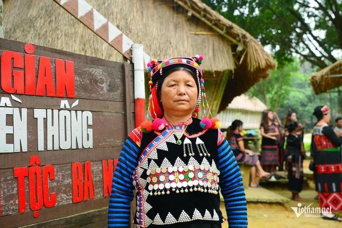 Nghệ nhân Su Lò De tự hào trong trang phục truyền thống của người Hà Nhì