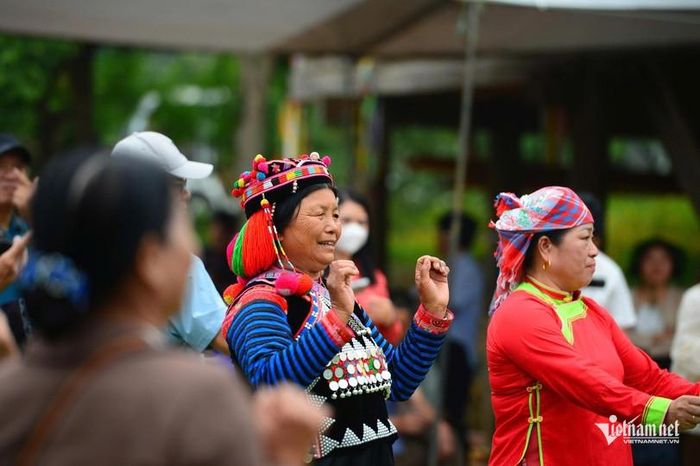 Nghệ nhân Su Lò De giao lưu văn hóa cùng đồng bào các dân tộc tại Làng Văn hóa Du lịch các dân tộc Việt Nam.