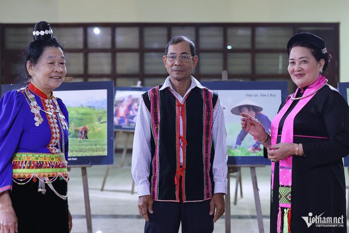 Bà Lò Thị Phaứ (bên trái) trò chuyện cùng các đại biểu trong khuôn khổ các hoạt động kỷ niệm Ngày Văn hóa các dân tộc Việt Nam 19/4