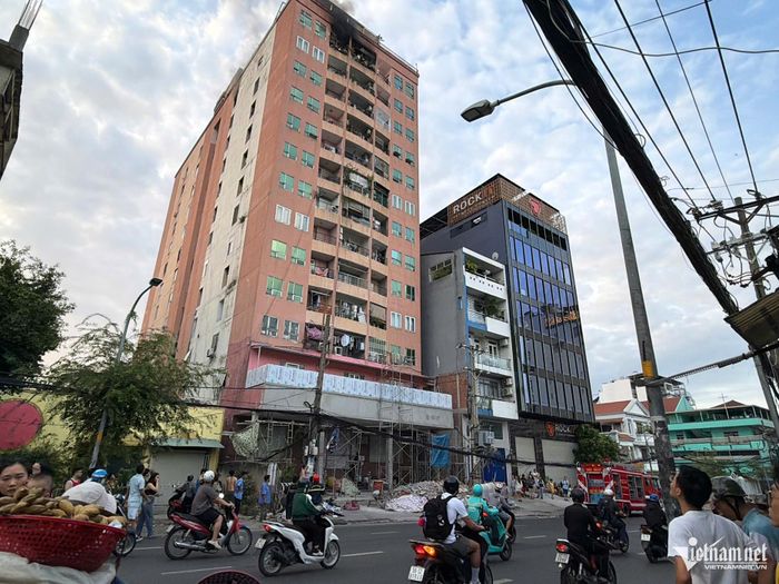 Một đoạn đường Đinh Bộ Lĩnh được phong tỏa để phục vụ công tác chữa cháy. Ảnh: TK