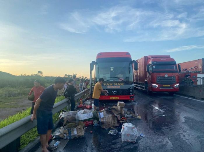 Vụ cháy xe khiến giao thông trên cao tốc bị ách tắc cục bộ. Ảnh: A.Hào