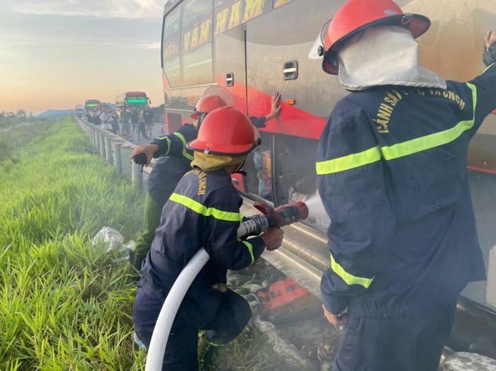 Vụ cháy khiến một số hàng hóa của hành khách bị hư hỏng. Ảnh: A.Hào