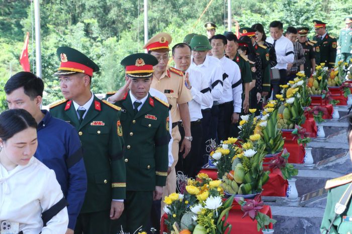 Các đại biểu bày tỏ lòng thành kính, biết ơn sâu sắc các anh hùng liệt sĩ. Ảnh: X.Sinh