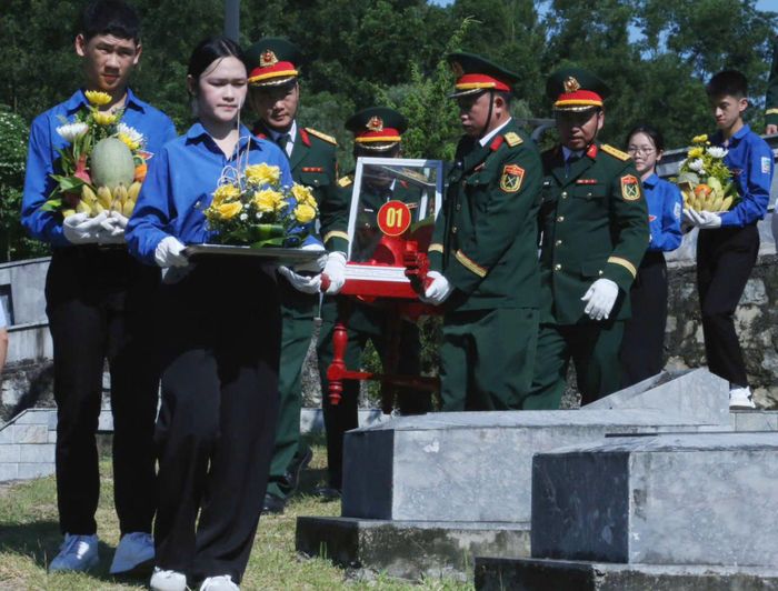 9 hài cốt liệt sĩ quân tình nguyện và chuyên gia Việt Nam hy sinh tại Lào được đưa về an táng tại Nghĩa trang liệt sĩ Nầm. Ảnh: X.Sinh