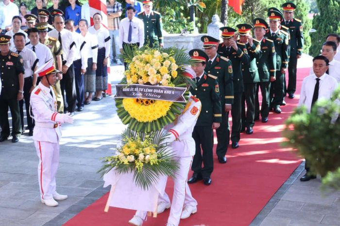 Đảng ủy, Bộ Tư lệnh quân khu 4 dâng hoa tại Nghĩa trang liệt sĩ Nầm. Ảnh: X.Sinh