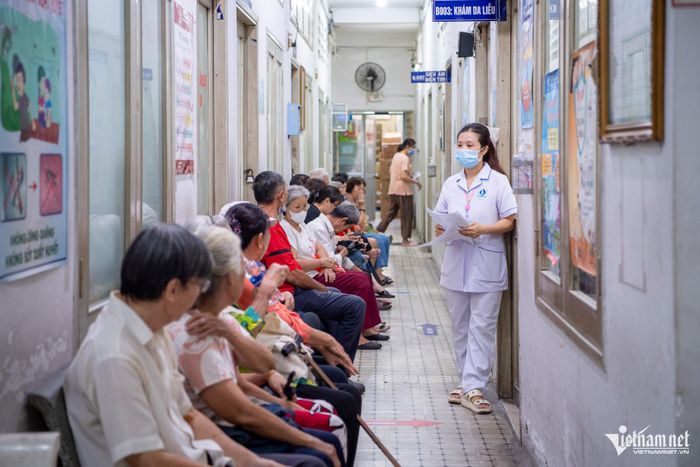 Người dân TPHCM chờ lượt khám sức khỏe miễn phí diễn ra ngày 17/4. Ảnh: Nguyễn Huế