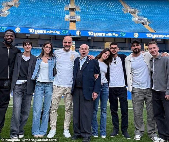 Cristina Serra (thứ 2 từ trái sang) chụp cùng Pep Guardiola và các thành viên trong gia đình - Ảnh: IG