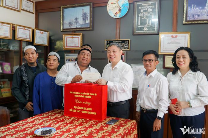 Đoàn chụp ảnh lưu niệm cùng Ban đại diện cộng đồng Hồi giáo và các vị chức sắc tại thánh đường Musulmane.