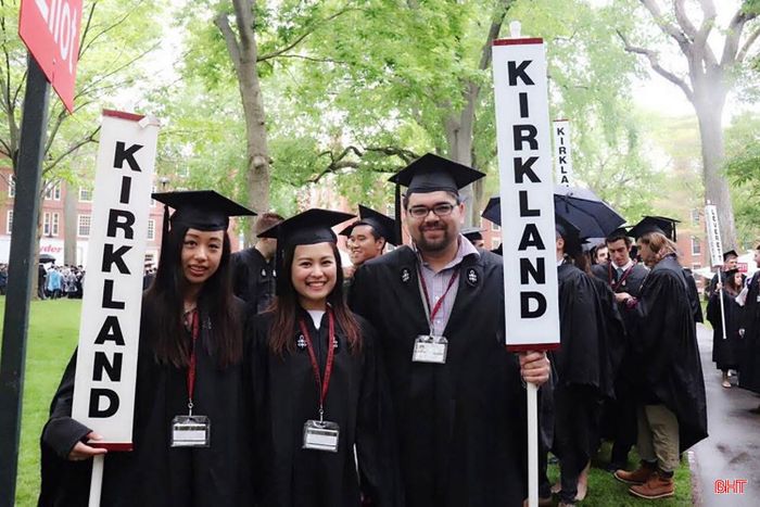 Tôn Hà Anh bên cạnh các thầy cô và bạn bè trong ngày tốt nghiệp Đại học Harvard