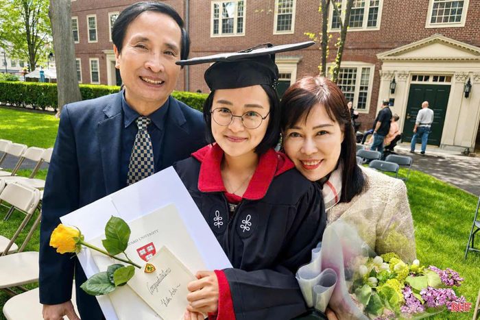 Bố mẹ luôn có mặt trong những dấu mốc quan trọng của hai chị em Hiền Anh - Hà Anh từ ấu thơ đến lúc trưởng thành.