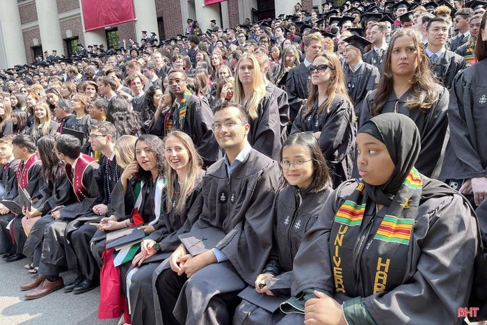  Tôn Hiền Anh tốt nghiệp Đại học Harvard ngành Khoa học Máy tính (Computer Science) với thành tích xuất sắc, đạt điểm tổng kết 3,97/4. Ảnh: Tôn Hiền Anh (hàng đầu, thứ 2 từ phải sang) tại lễ tốt nghiệp. 