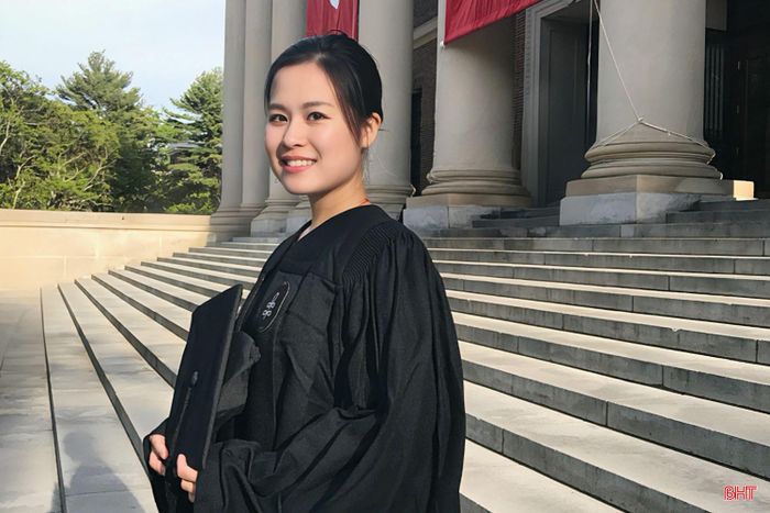 Tôn Hà Anh tại khuôn viên Đại học Harvard trong ngày tốt nghiệp