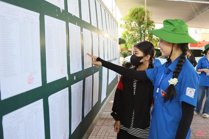 Em Đặng Thị Mỹ Duyên được các tình nguyện viên hướng dẫn rà soát số báo danh, phòng thi.