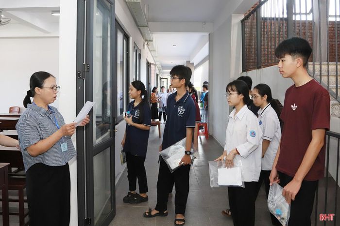 Tại Hội đồng thi Trường THPT Phan Đình Phùng, gần 700 thí sinh đã có mặt từ sớm để bước vào môn thi đầu tiên.