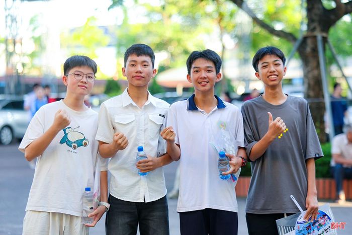 Trên gương mặt các sĩ tử là đủ cung bậc cảm xúc: hồi hộp, lo lắng nhưng cũng đầy quyết tâm trước kỳ thi quan trọng.