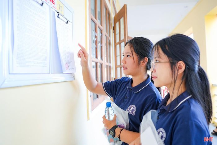 Các thí sinh cẩn thận kiểm tra giấy báo dự thi, đồ dùng học tập trước khi vào phòng thi.
