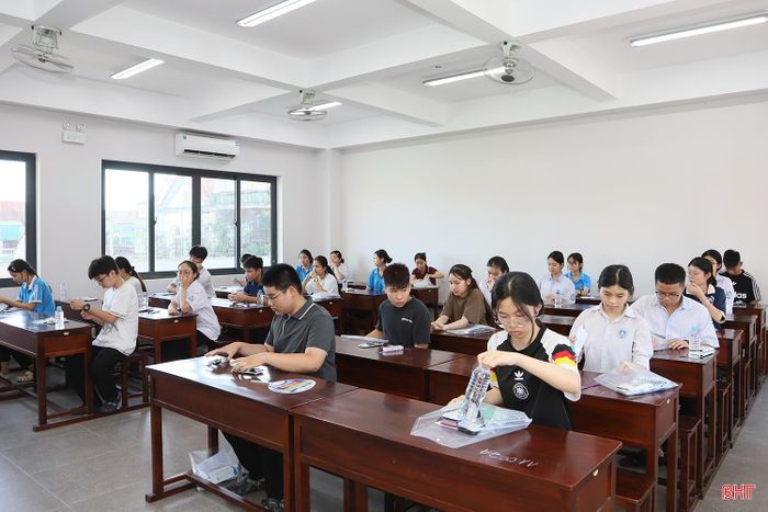 Sau tiếng trống báo hiệu, các sĩ tử bước vào phòng thi, chính thức bắt đầu “cuộc đua” giành suất vào trường THPT công lập mong muốn.
