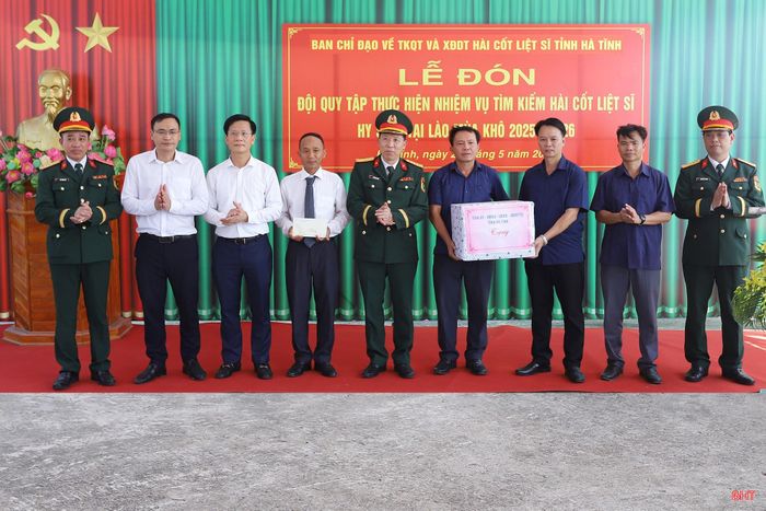 Ban Chỉ đạo 515 tỉnh tặng quà động viên Đội Quy tập thuộc Bộ CHQS tỉnh.