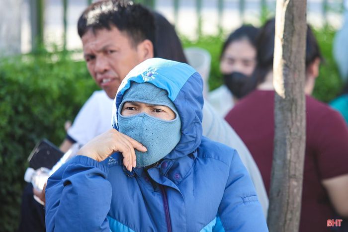 Áo điều hòa, đồ bảo hộ được sử dụng để chống lại cái nắng gay gắt.