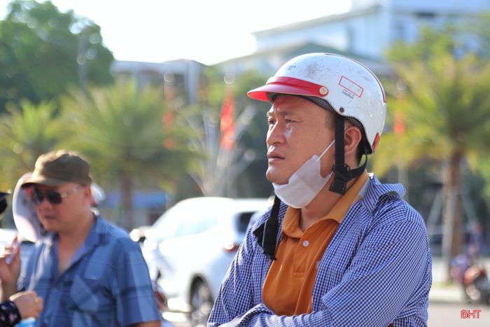Có phụ huynh chờ đợi giữa nắng gắt, song ánh mắt vẫn không rời cánh cổng trường thi, mong ngóng con hoàn thành tốt bài làm.