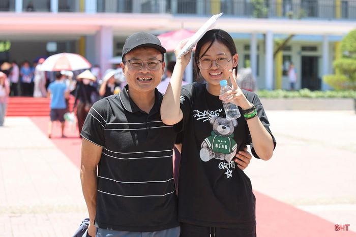 Nụ cười nhẹ nhõm của các bậc cha mẹ khi thấy con hoàn thành tốt bài thi phần nào xua tan mệt mỏi giữa cái nắng hè gay gắt.