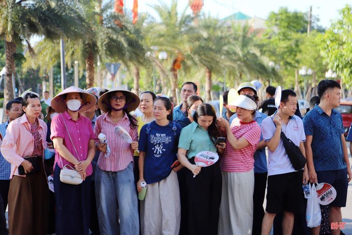 Trong khi các sĩ tử miệt mài làm bài, phía ngoài cánh cổng trường thi, các bậc phụ huynh cũng đang trải qua một “kỳ thi tâm lý” căng thẳng không kém.